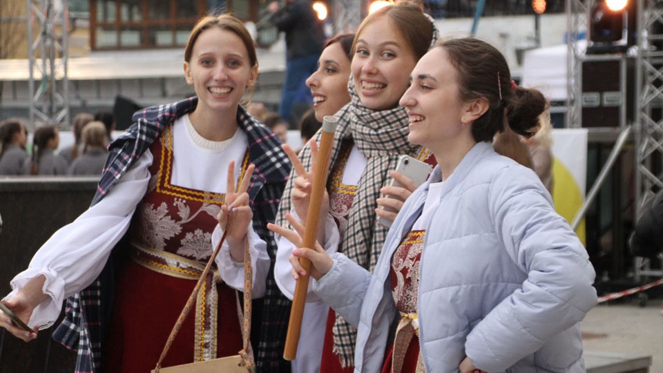 День города саратовцы отмечают песнями и сап-карнавалом