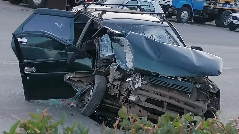 В Энгельсе водитель "десятки" врезался в столб и попал в больницу