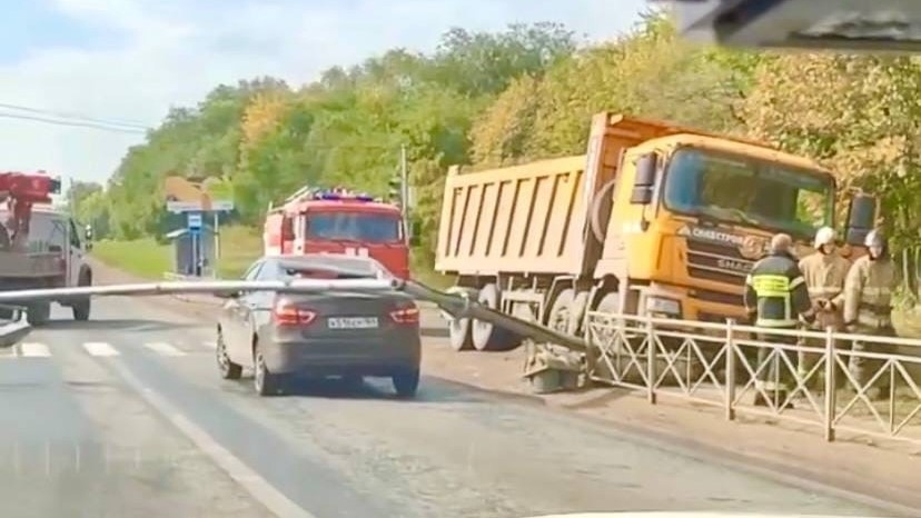 В результате ДТП на Усть-Курдюмской светофор упал на автомобиль