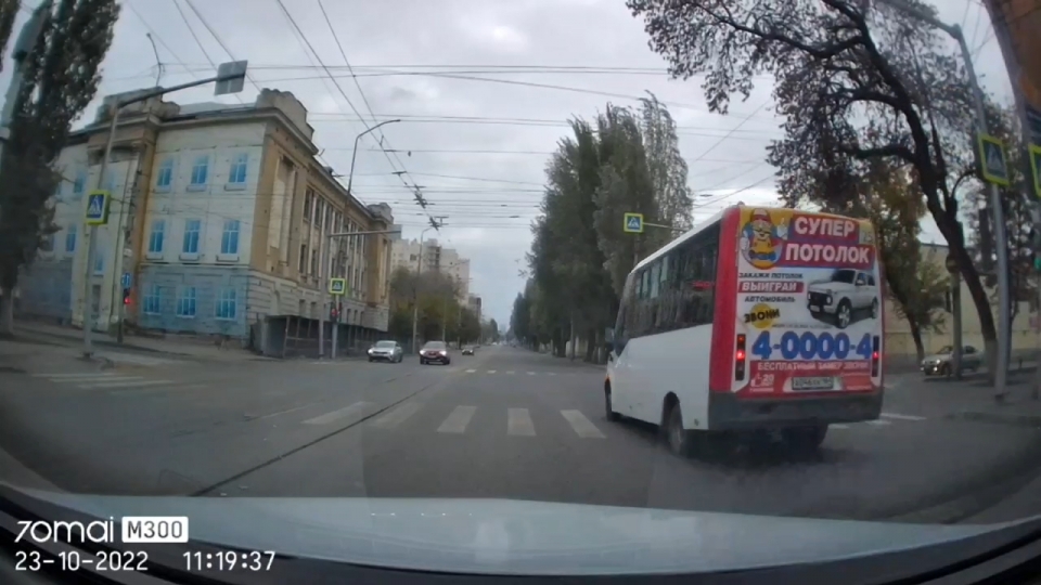 За проезд на красный свет водителя маршрутки оштрафовали на 1000 рублей