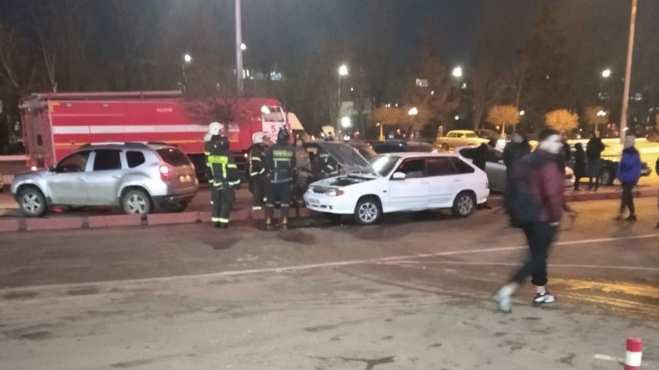 В Саратове ТЦ эвакуировали из-за горевшей на стоянке машины