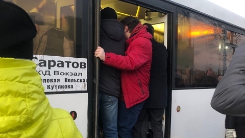 Саратовский министр признал проблемы в час пик: старые автобусы и нехватка водителей
