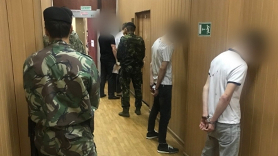 Избиение полицейских в центре Саратова. Четверо из пяти обвиняемых освобождены в зале суда