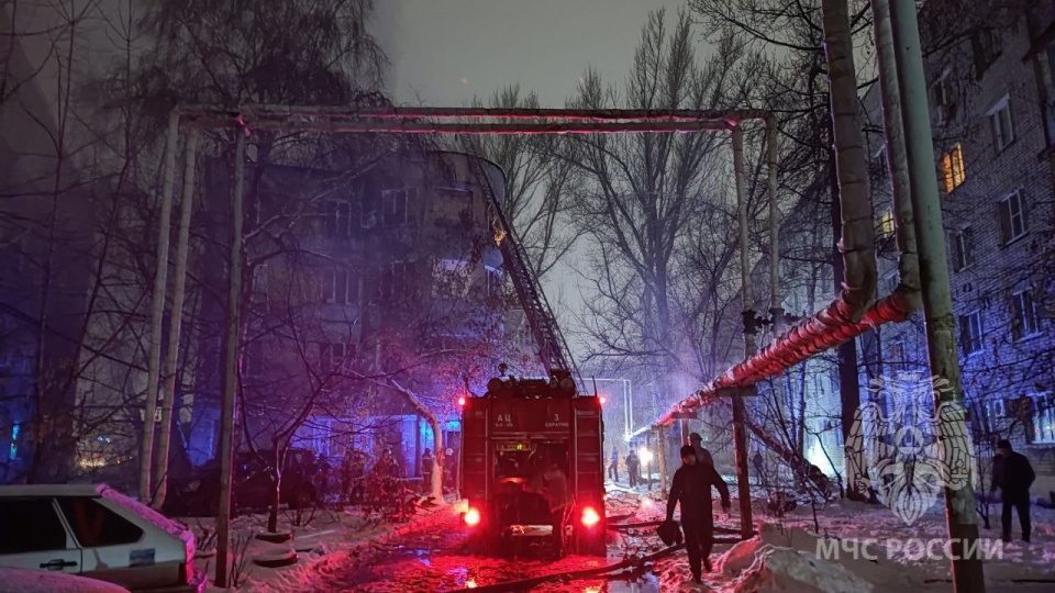 Ночью из горящего дома в Саратове эвакуировали 45 человек