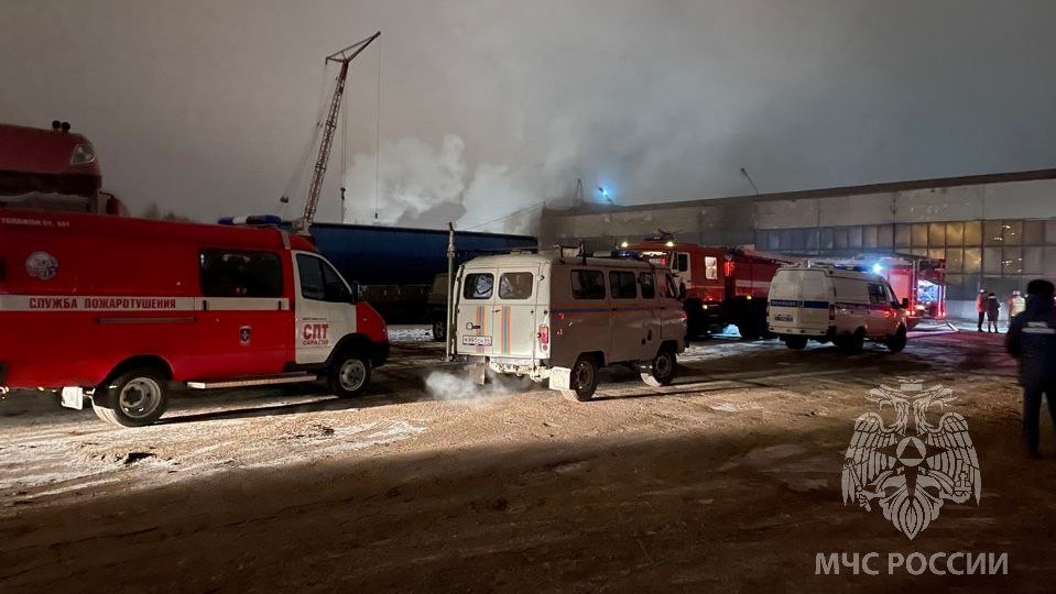 Ночью в ремонтном предприятии горели автобус и шины большегрузов