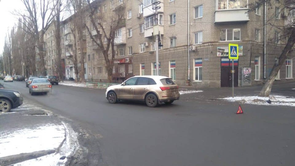 На Астраханской женщина попала под колеса иномарки