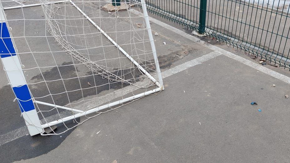 На спортплощадке под Энгельсом на ребенка рухнули футбольные ворота