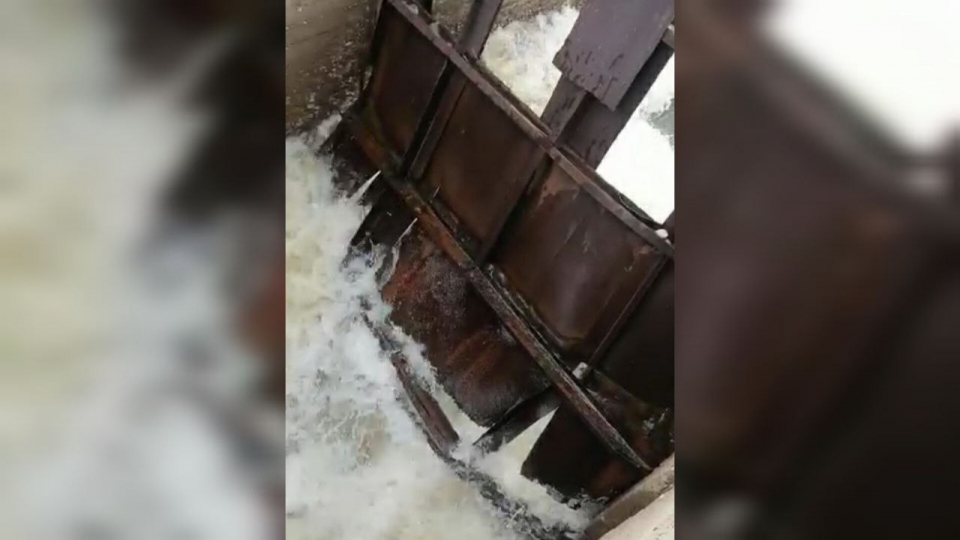 Паводок. В Озинском районе повредило плотину, жители боятся летней засухи