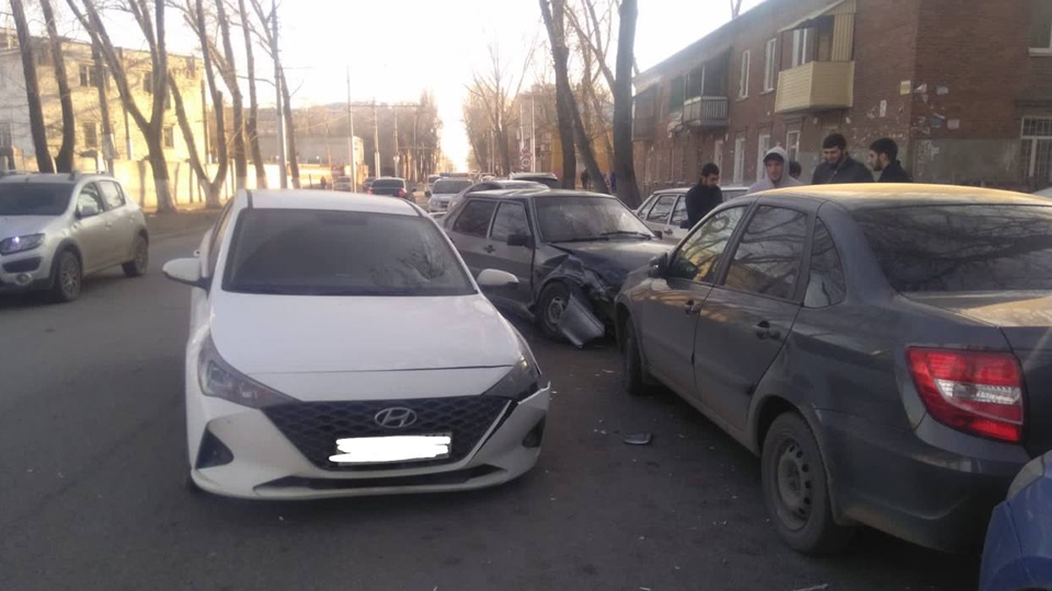 В массовом ДТП на Аткарской пострадала водитель 