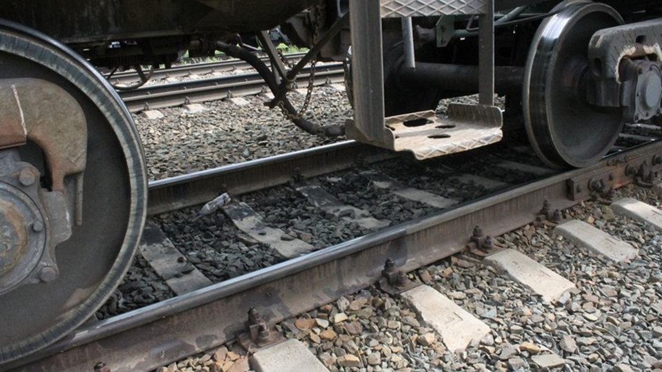 Машинист увидел на железнодорожных путях тело девушки