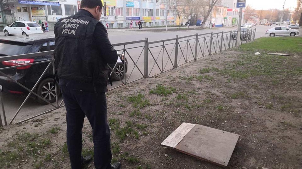 В Саратовской области 7-летний мальчик упал в открытый люк