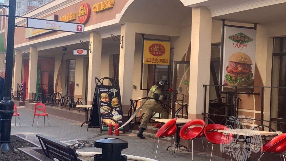 Энгельсские пожарные тушили кафе на Бульваре Роз