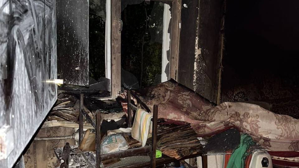 Ночной пожар на Астраханской: хозяин квартиры погиб, 10 человек эвакуировали