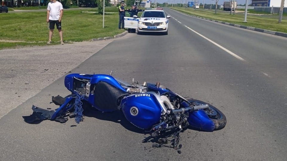 В Балакове об управляемую женщиной иномарку разбился мотоциклист