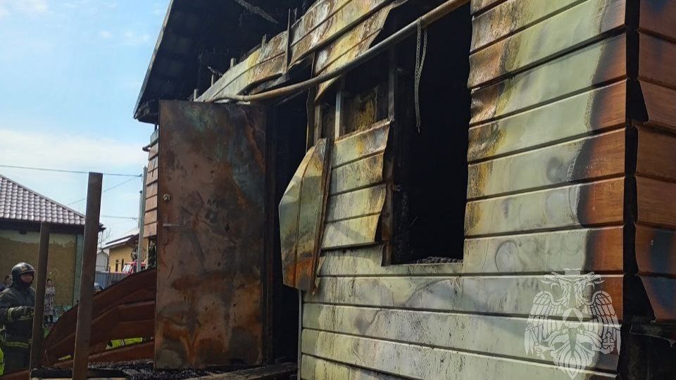 Горевший дом пытались спасти три пожарных расчета