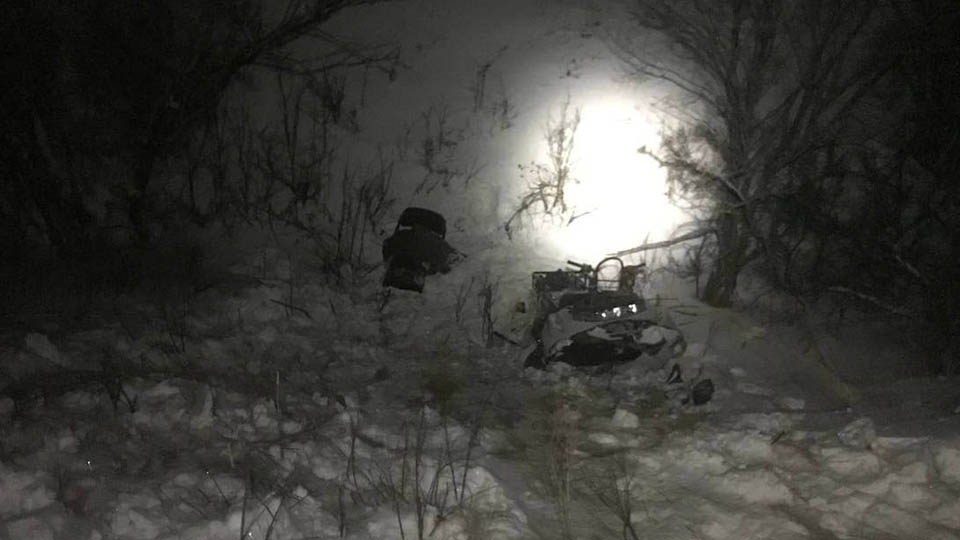 Снегоход с двумя мужчинами свалился в овраг. Их вытаскивали спасатели