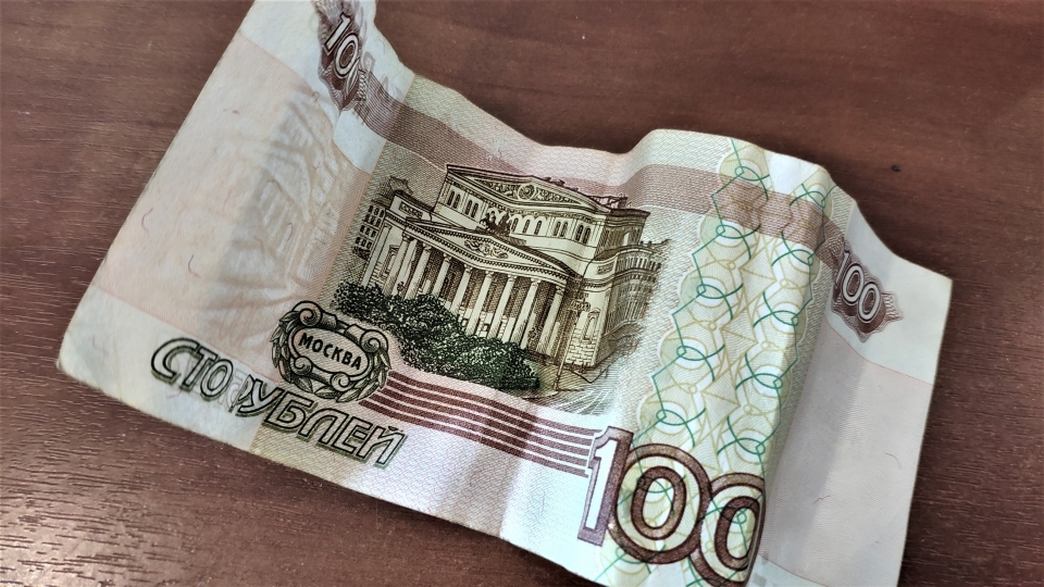 В кошельке было 100 рублей. Избитую грабителем женщину госпитализировали