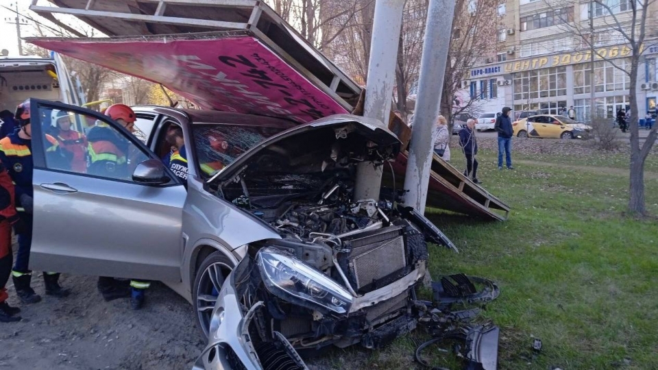 Протаранивший билборд в Саратове водитель BMW был пьян