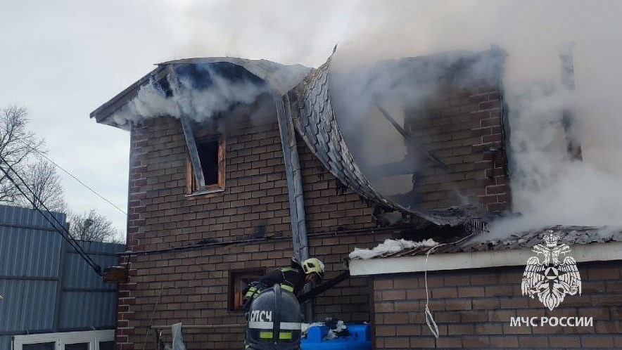 В Ленинском районе горит деревянный дом