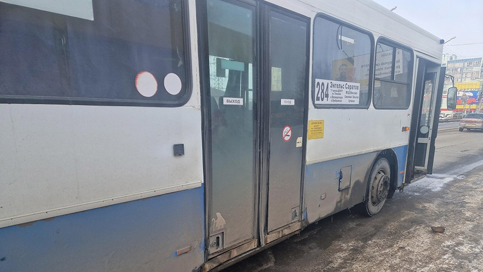 Пассажирку энгельсского автобуса госпитализировали после падения