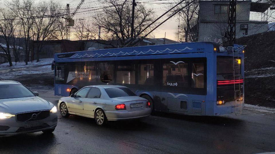 В Ленинском районе не разъехались троллейбус и легковушка