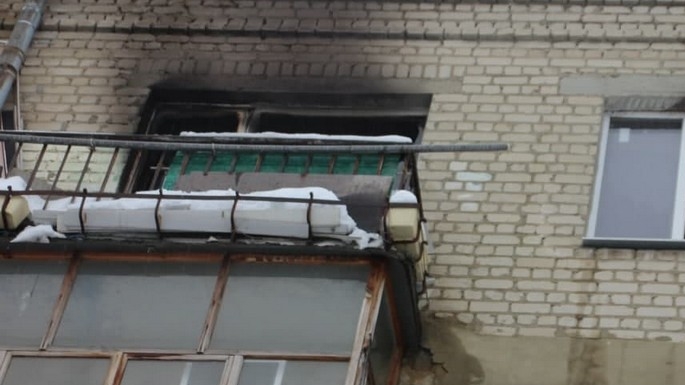 В Балакове из-за неосторожного курения пьяного хозяина загорелся балкон