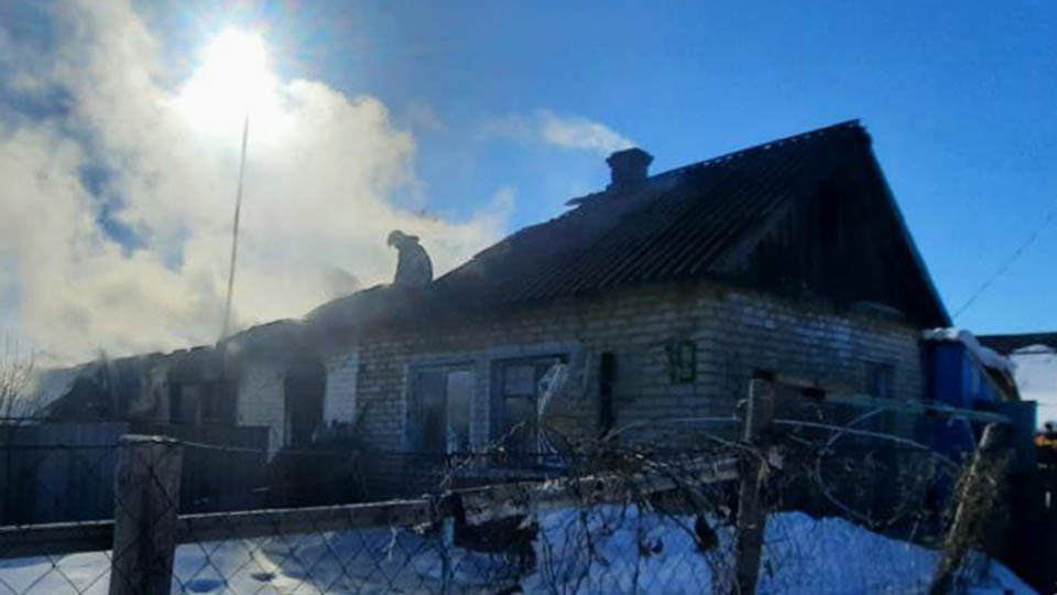Четыре пожарных расчета тушили четырехквартирный дом