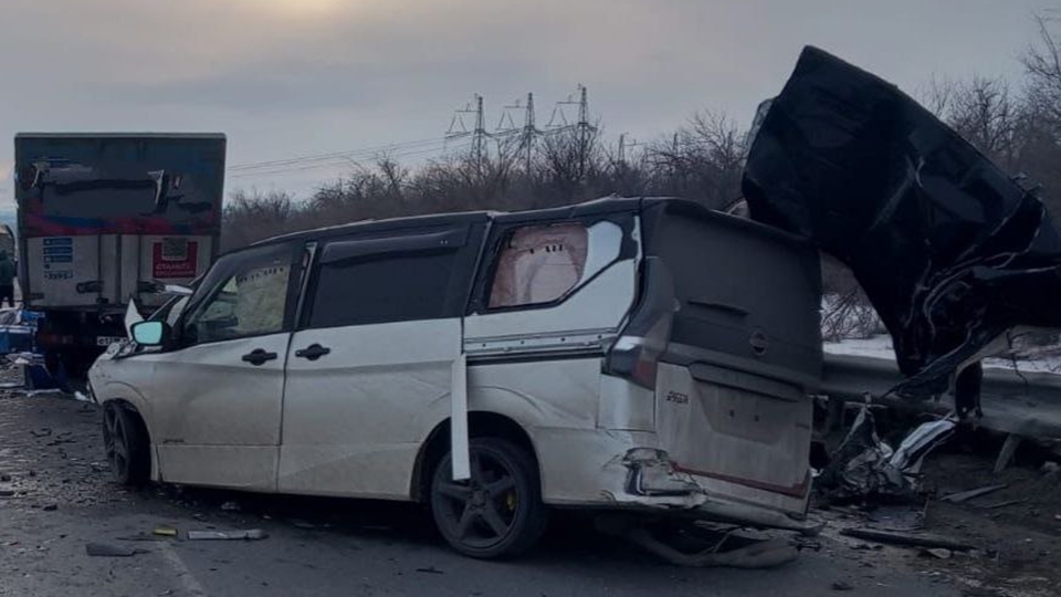 В тройном ДТП на саратовской трассе погиб водитель минивэна