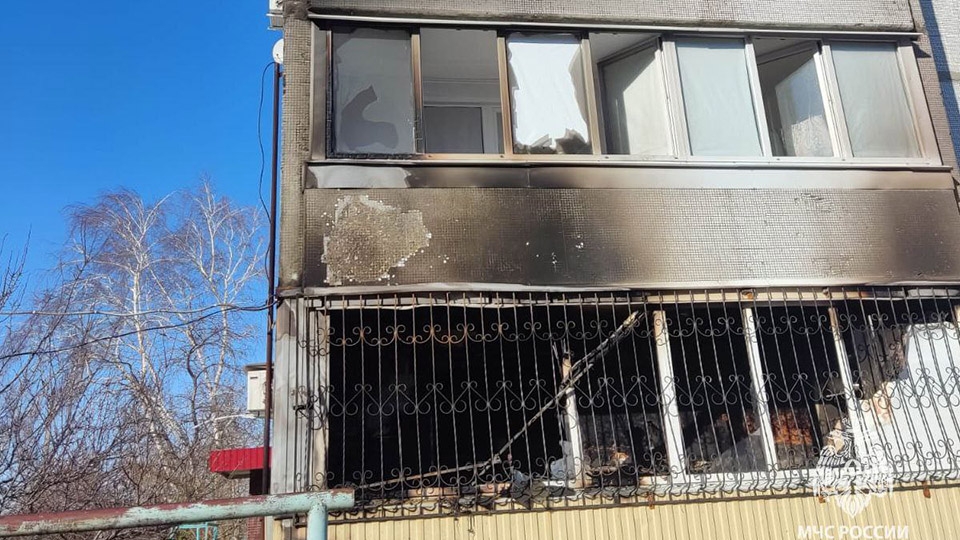 Пожарные спасли человека из горящей квартиры
