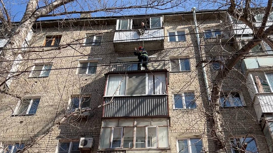 Саратовец спускался с шестого этажа и повис на балконе пятого. Его сняли спасатели