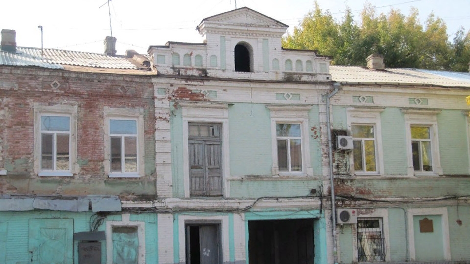 Дом-памятник в центре Саратова признали аварийным. Но обещают не сносить