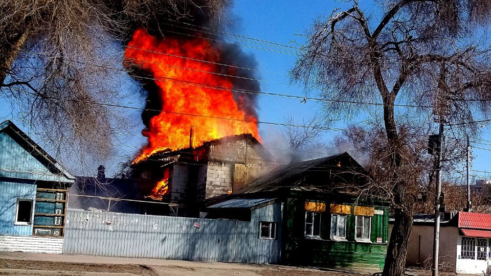 В центре Саратова горит дом