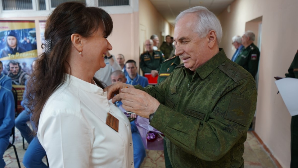 Замминистра обороны вручил награды участникам СВО и медикам Саратовского госпиталя