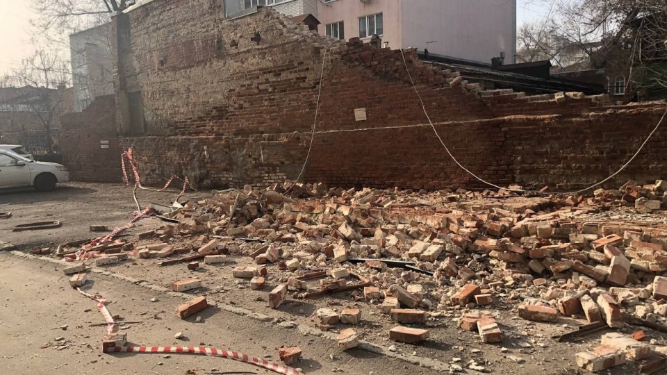 А СМИ предупреждали! В центре Саратова на тротуар рухнула кирпичная стена