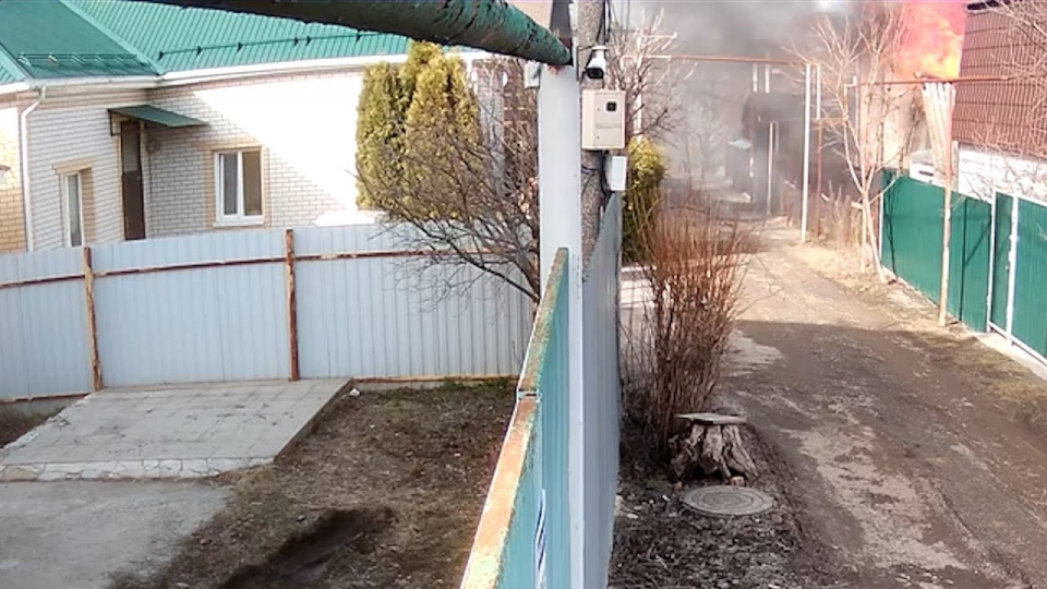 Камера зафиксировала поджигателя дома в Саратове