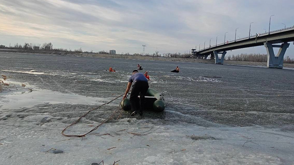 Спасатели вытащили провалившуюся под лед 13-летнюю девочку