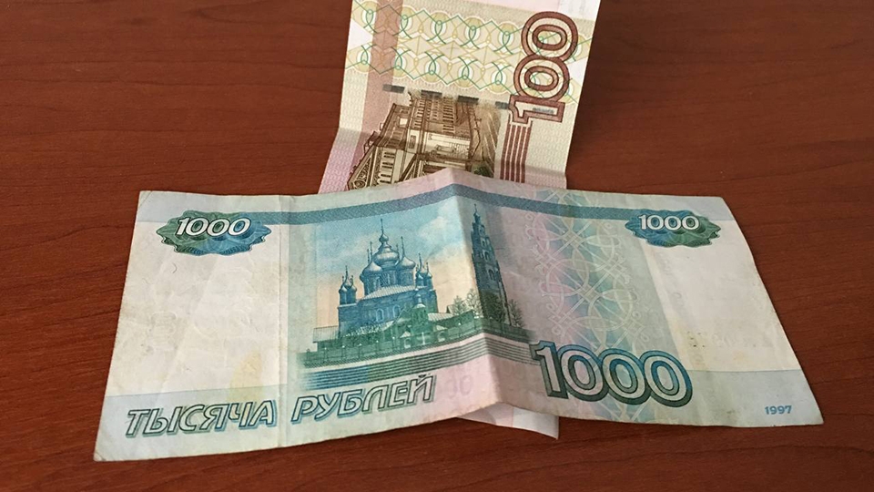 Житель Саратова ради тысячи рублей избил мать шваброй и кулаками
