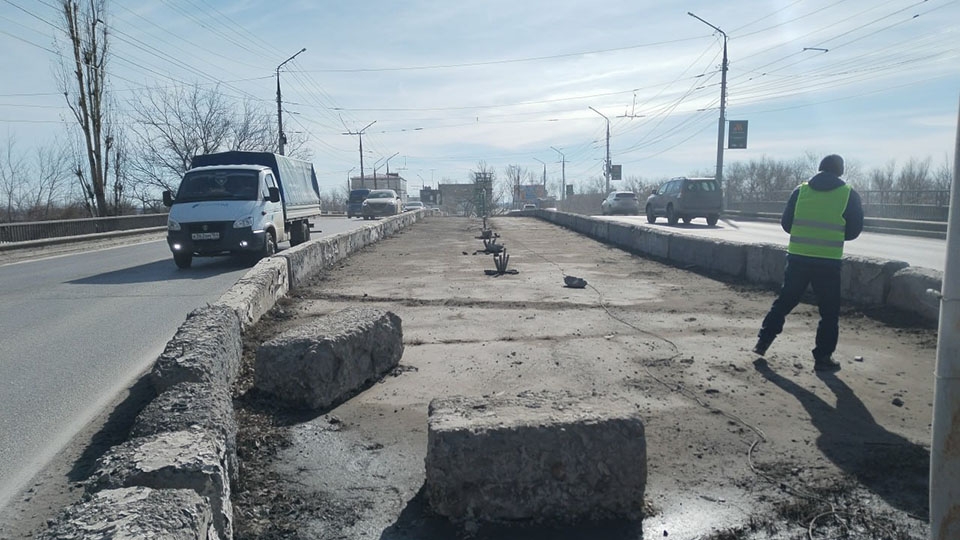Без клумбы: проезжая часть путепровода в Заводском районе станет шире