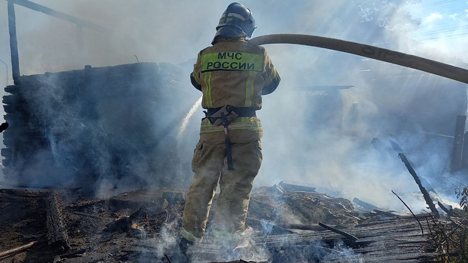На станции Курдюм пожарные тушили горящую дачу
