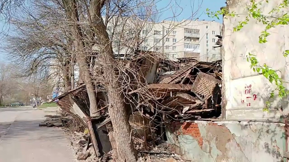Жители просят мэрию разобрать опасный дом в Ленинском районе