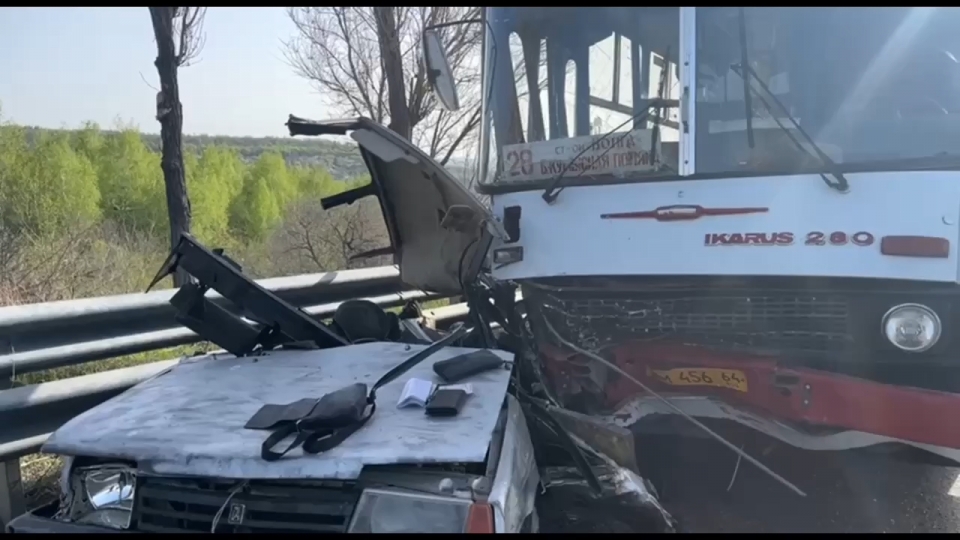 В Саратове в столкновении с дачным автобусом погиб пассажир 