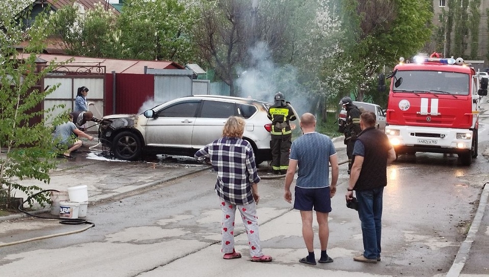 На Кутякова у частного дома сгорела иномарка