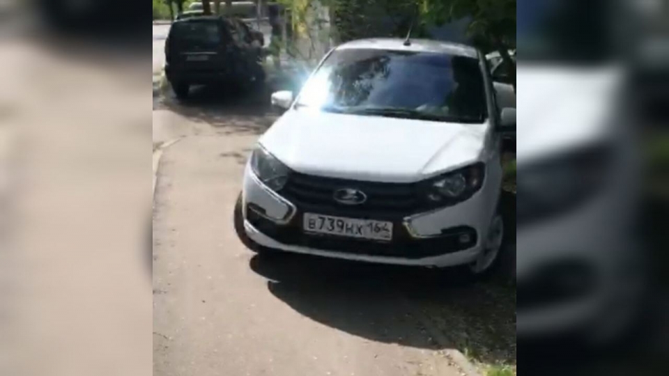 В Кировском районе автомобилисты бросают машины на тротуаре и газонах