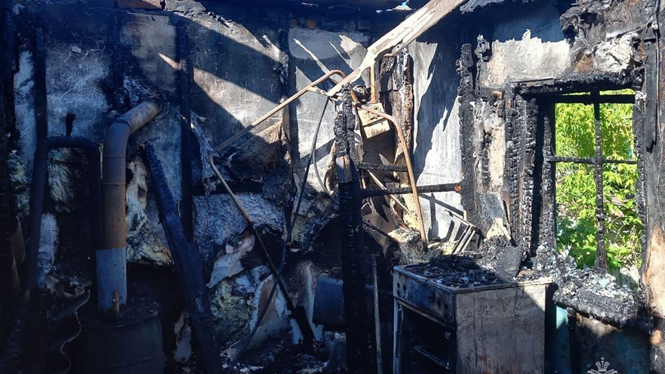 Житель горевшего двухквартирного дома получил ожоги головы