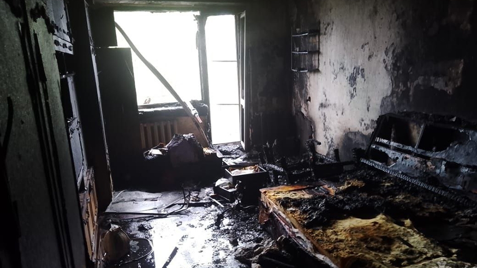 Пожарные вынесли женщину из горящей квартиры. Но она скончалась в больнице