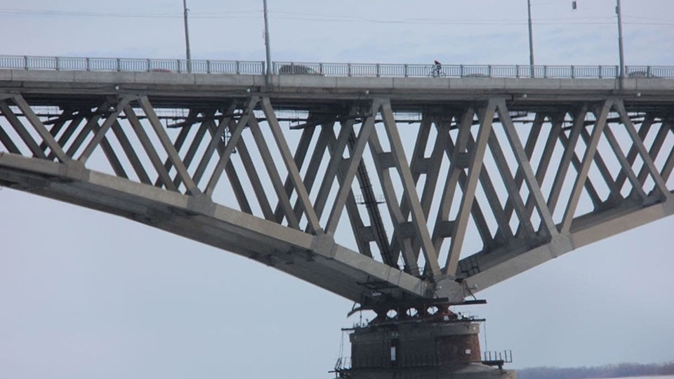 С моста Саратов-Энгельс в Волгу упала девушка