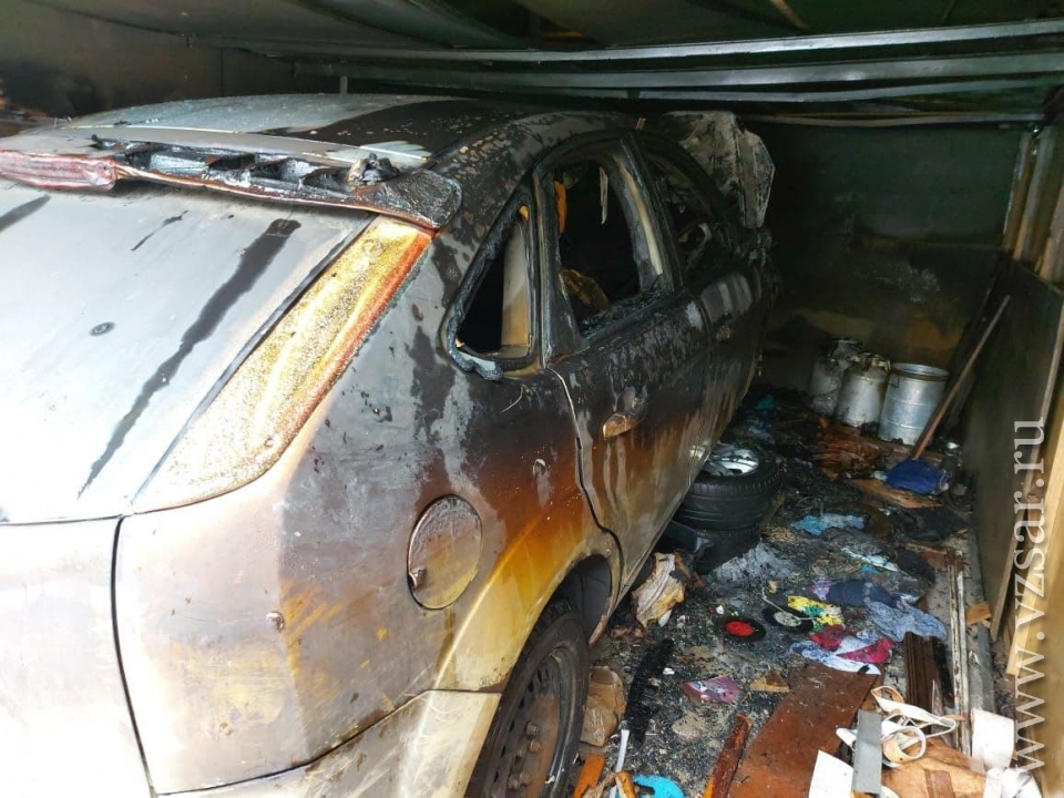 Горелый гараж. Сгоревшая десятка в гараже. Саратовская область сгорел автомобиль. Пожар Фоки. Сгоревший форд фокус