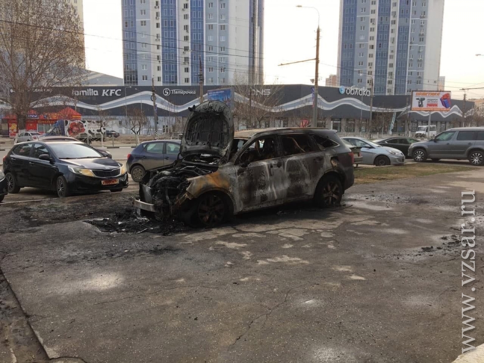 Удар по энгельсу сегодня. Сгоревшие машины на Энгельса 106. В Энгельсе сгорела машина. Взрыв в Энгельсе.