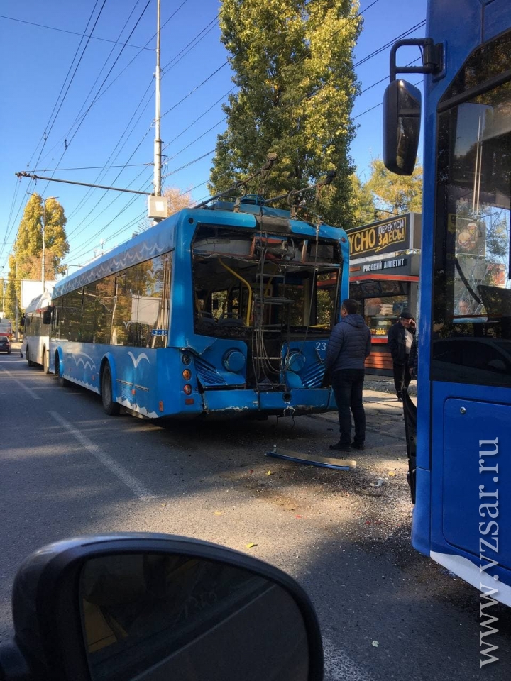 Работа троллейбусов 2. Троллейбус 2 Саратов. Троллейбус 2а Саратов 1352. Столкнулись троллейбус и автобус. Столкнулись два троллейбуса.