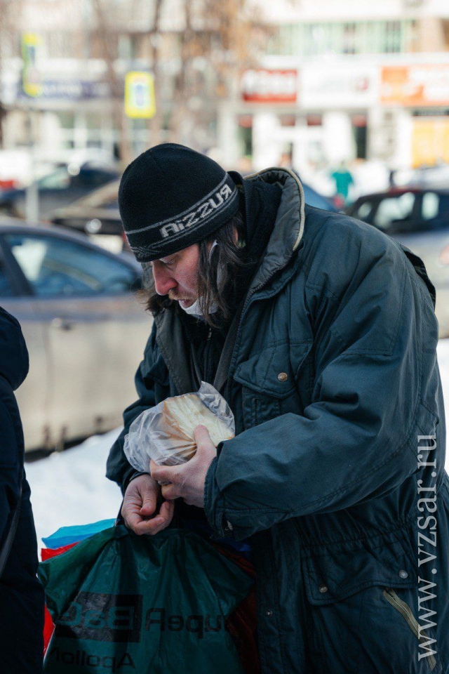 Спасти бомжа. Люди на улице. Замерзающие бездомные.